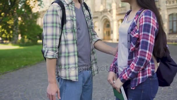 Multirassische Paare umarmen und reden in der Nähe der Universität, Studentenliebe, Treffen — Stockvideo