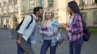 Komik Hispanik erkek şaka ve kolej, ara, arkadaş yakınındaki kızlarla konuşmak