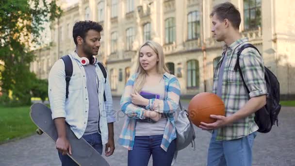 Glada manliga studenter flirta och kramas ganska kvinna, pick-up tricks — Stockvideo