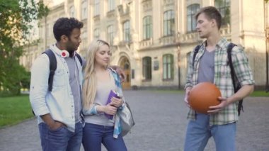 Yakışıklı erkek çalmaya çalışan en iyi arkadaşının kız arkadaşı ile flört