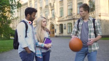 Arkadaşının kız arkadaşı, ilişkide hile ile flört erkek öğrenci