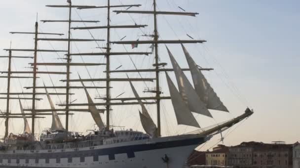 Buque de vela que entra en puerto después del viaje transatlántico, la luz de la noche brillante — Vídeo de stock