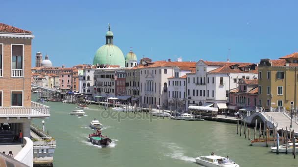 Motoscafi che percorrono uno stretto canale tra vecchi edifici in una giornata di sole senza nuvole — Video Stock