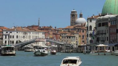 Kanal, manzarası oluşturma rooftops gidip motorbot ile eski şehir