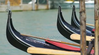 Yay Grand Canal, romantik bir atmosfer, Venedik üzerinde siyah gondol teknelerin kavisli
