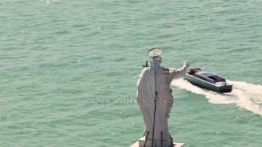Nehri'ne bakan kutsal adamın heykeli arkası motorbot geçiş kanal, güneşli