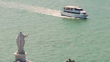 Sahne arkasında bir Aziz heykeli bakan ve Nehri feribot hareket ile