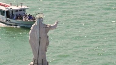 Turist feribot nehir geçen heykel bir Aziz, gezi turuna gidiyor