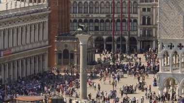 Kalabalık kare tarihi merkezinde, Venedik, yüksek sütun aslan heykeli