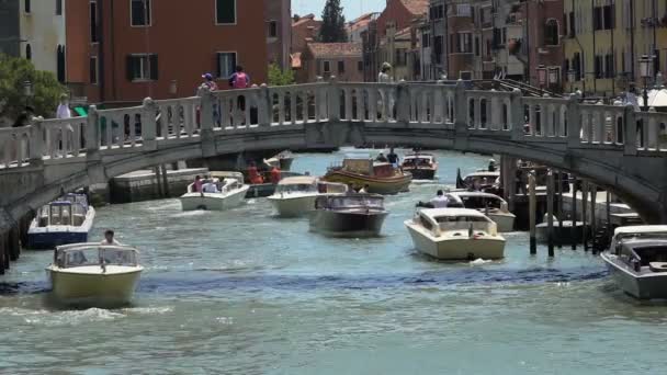 VENECIA, ITALIA - CIRCA JUNIO 2016: Turismo en la ciudad. Lanchas que se mueven bajo el puente de Venecia, tráfico acuático activo en el Gran Canal — Vídeo de stock