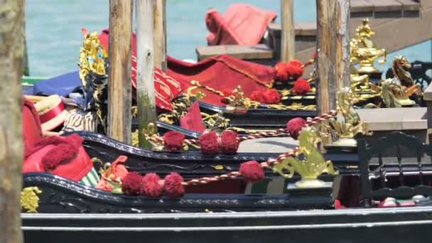 Красиво украшенные черные лодки качающиеся на бирюзовых волнах, туристическая достопримечательность — стоковое видео