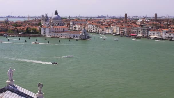 Vista com vista para a cidade velha e Grande Canal de Veneza com lanchas no dia ensolarado — Vídeo de Stock