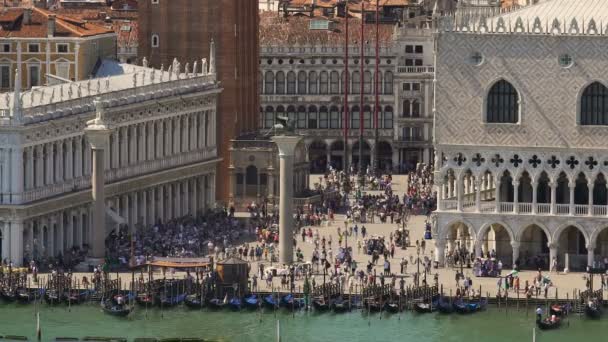 Uitzicht vanaf over rivier bij drukke oude plein met monumenten, boten door rivieroever — Stockvideo
