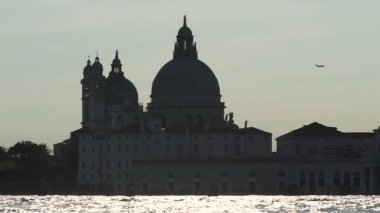 Büyük katedral silüeti tarafından nehir, gökte uçan uçak tarafından yapılan manzarası