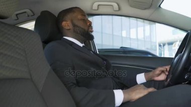 Afro-Amerikan erkek takım elbise ve oturma pahalı araba, işadamı, iş