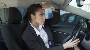 İşkadını arabada dikiz aynası, kendine fazla güvenme, narsizm arıyor