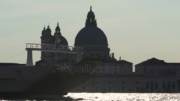 Enorme navio de cruzeiro de passageiros passando igreja antiga, paisagem urbana de Veneza ao entardecer — Vídeo de Stock