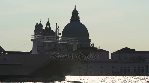 Nave da crociera che trasporta passeggeri attraverso un mare scintillante e soleggiato, viaggi — Video Stock