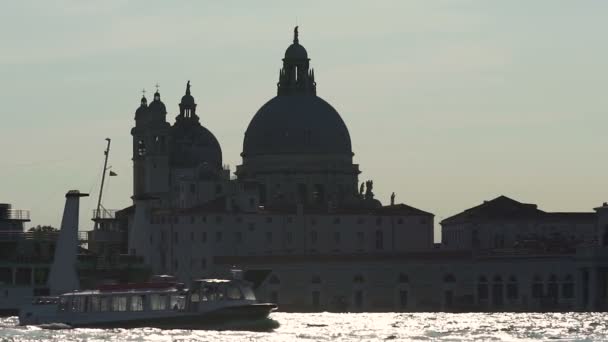 Моторные лодки, плывущие взад и вперед по реке, мимо старых зданий, венецианский горизонт — стоковое видео
