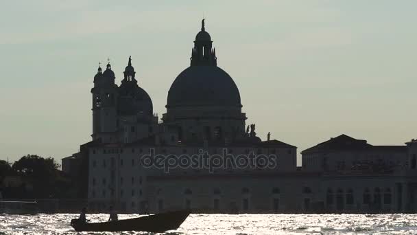 Velha catedral virada para o rio, silhueta de barco navegando pelo canal de babados pelo vento — Vídeo de Stock