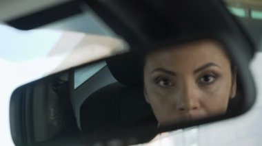 Arabada, dikiz aynası, şüpheli gölgeli satıcı onun yansıması oturan Bayan