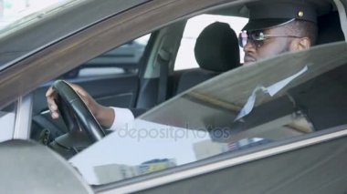 Araba, yan pencere düşüyor, Afrikalı-Amerikalı gülümseyen, hizmet oturuyor ve sürücü