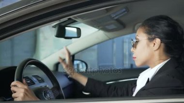 Araba olmak görev, ulusal güvenlik, Ajan üzerinde oturan iş takım elbiseli erkek