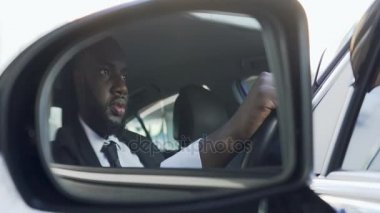 Afro-Amerikan bir araba ve izlenen yan görünümü aynaya bakmak