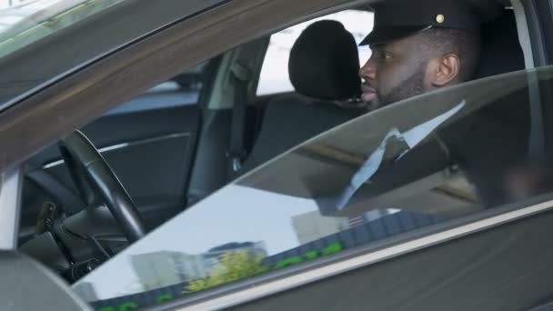 Hombre en coche rodando ventana abajo y sonriendo, transferencia de lujo y servicio de traslado — Vídeo de stock