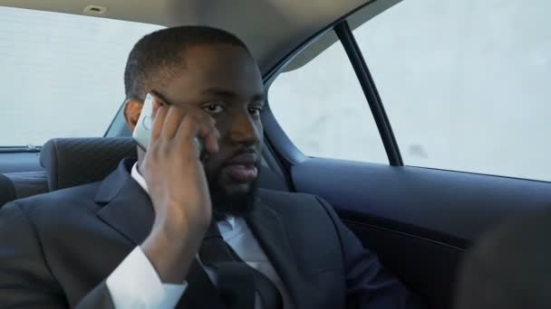 Мужчина едет на заднем сиденье автомобиля, разговаривает по мобильному телефону стресс, проблемы с браком — стоковое видео