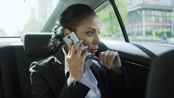 Mujer en traje de negocios en el asiento trasero del coche, tener conversación por teléfono, estrés — Vídeos de Stock