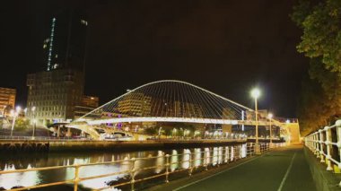 Gece, zaman atlamalı, ışıklı Zubizuri cam köprü üzerinde yürüyen insanlar