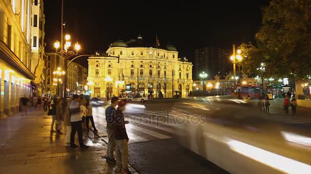 Ночная жизнь испанского города Бильбао, дорога возле театра Арриага, временной промежуток — стоковое видео