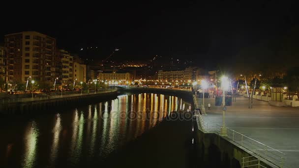 Магія подання до ночі відображенням сучасні іспанської будівлі на березі річки Nervion — стокове відео