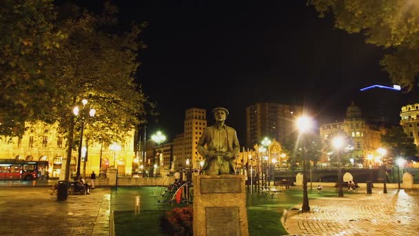 Standbeeld van de beroemde schrijver Balendin Enbeita Goiria in rivierpark Bilbao, Spanje — Stockvideo