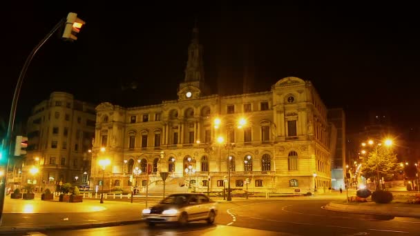 Enorme megalopolis woonkamer zijn eigen leven en nooit slaapt, nachtleven in Bilbao stad — Stockvideo