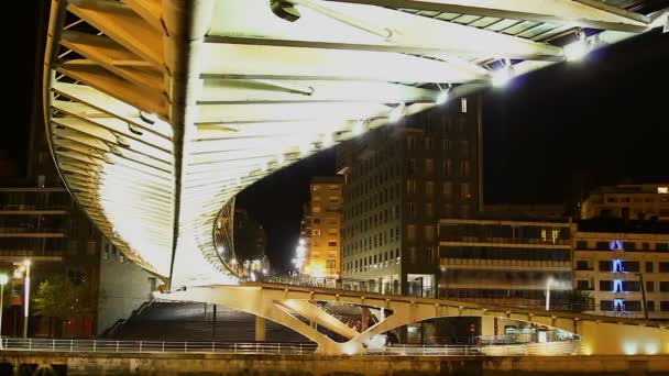 Ярко освещенное строительство знаменитого пешеходного моста в Испании, временной интервал — стоковое видео