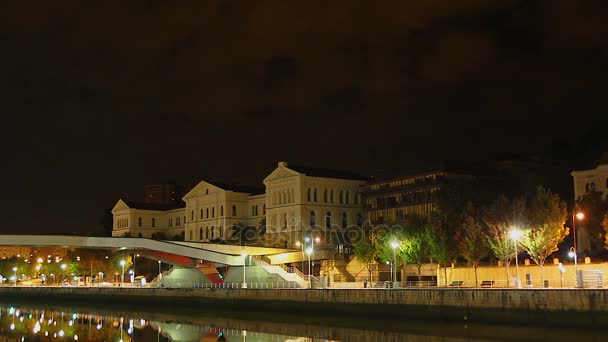 Ночной вид главного здания Детского университета, Бильбао, Испания, временная пауза — стоковое видео
