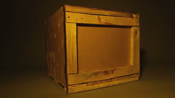 Старый деревянный контейнер, стоящий посреди темной мастерской, ящик службы доставки — стоковое видео
