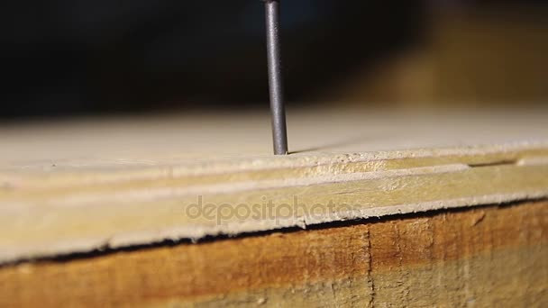 Hombre clavando clavos en la madera, problemas para conducir a la persona a la depresión, primer plano — Vídeo de stock