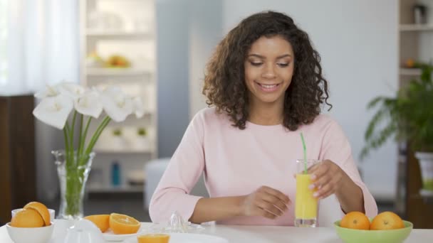 Fiatal többnemzetiségű női ivás lé, üveg, egészséges gyümölcscentrifugálás, vitaminok — Stock videók