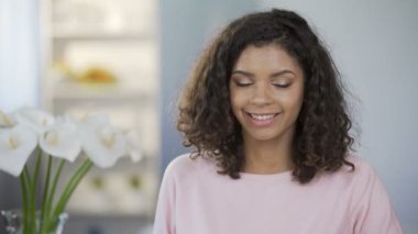 Portakal suyu içme, bağışıklık sistemi koruma artan karışık yarış genç bayan