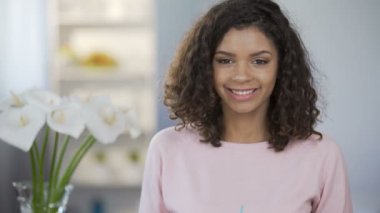 Bağışıklık geliştirmek saman, portakallı uzatarak sağlıklı genç kadın