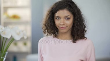 Karışık ırk kadın gösterilen turuncu ve pill şişe, farkındalık diyet sağlık