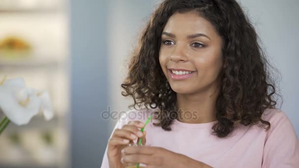 Mulher saudável bonita beber suco e sorrindo, cuidados com o corpo, nutrição rica — Vídeo de Stock