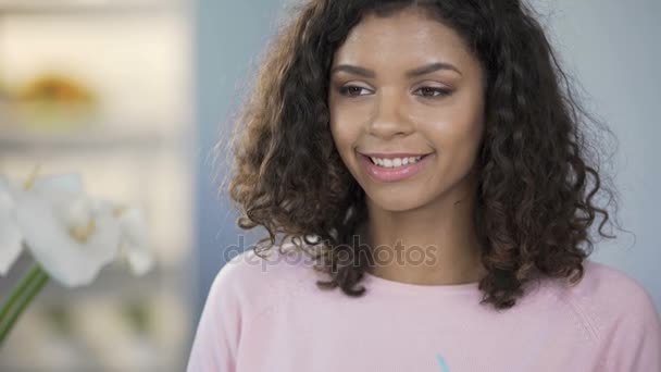 Gemengd ras vrouw drinken sinaasappelsap met stro, vitamines, gezond leven — Stockvideo