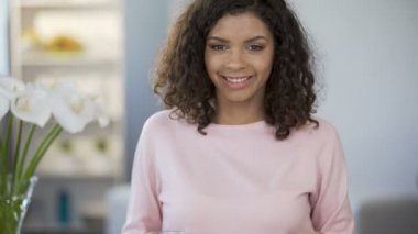 Hap, su ve gülümseyen, tutan yarış kadın karışık vitamin Takviyeler