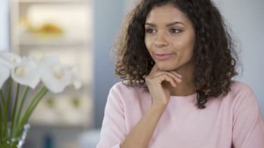 Genç güzel tablo ve gülümseyen, hayalifener, pozitif düşünme oturan Bayan