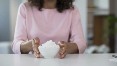 Şeker, şeker hastalığı bilinci, kötü beslenme bir kase tutan genç bayan