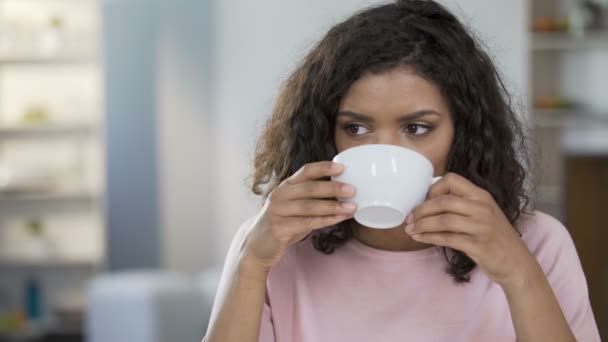 Attraente giovane donna che beve il tè, dicendo di no alla crema-torta, dieta sana — Video Stock